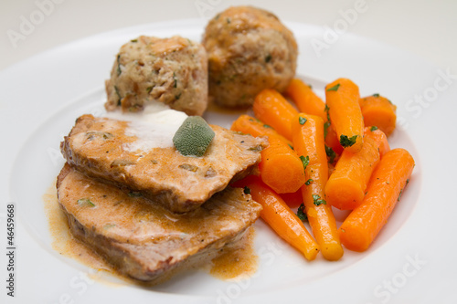 Kalbsbraten mit Semmelknödel und Karotten photo