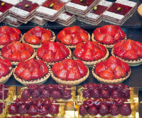 Cuadro en lienzo Cakes with berries on a show-window in the coffee and pastry bar