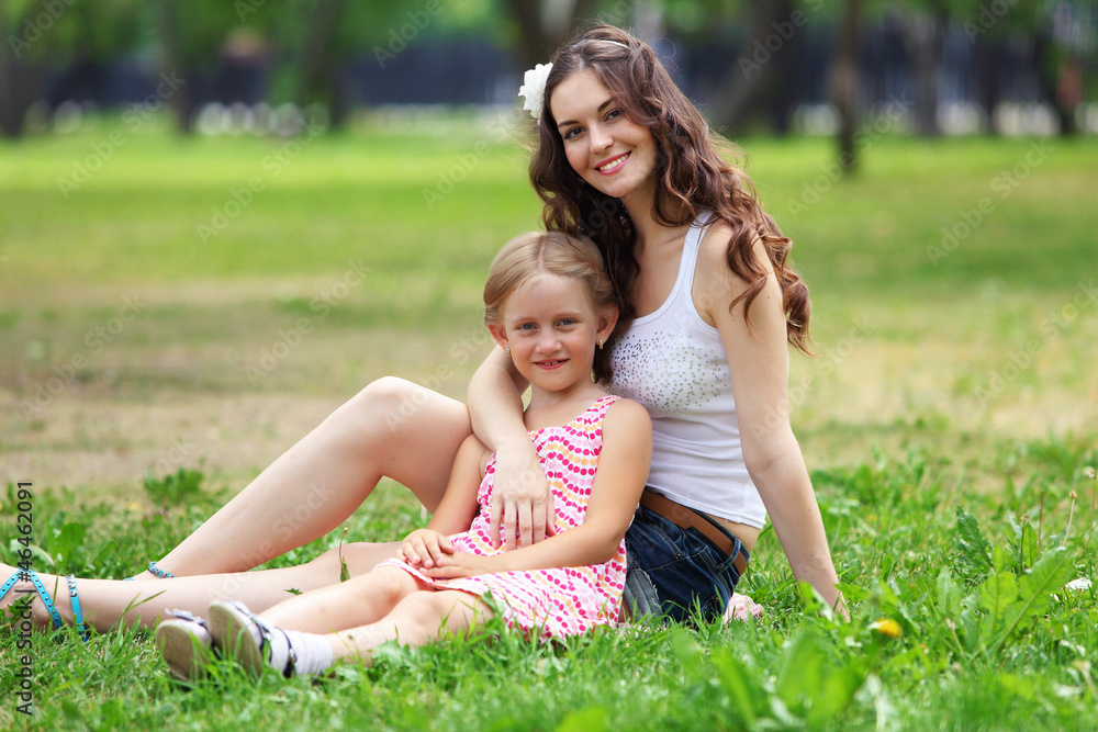 Fototapeta premium Mother and daughter in the park