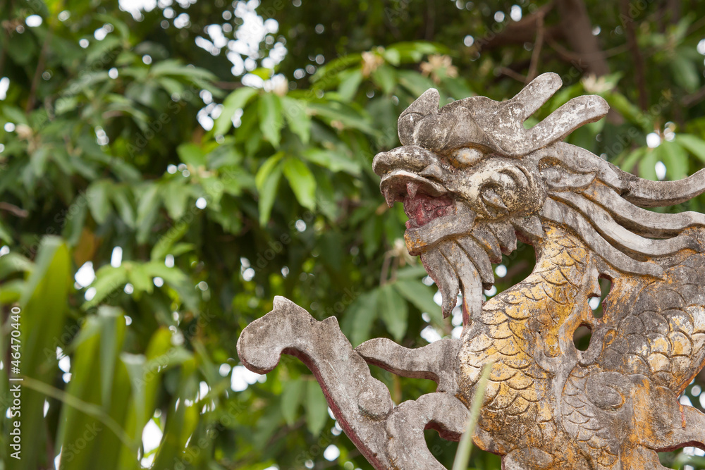 Fototapeta premium Chinese dragon ornament on a rooftop
