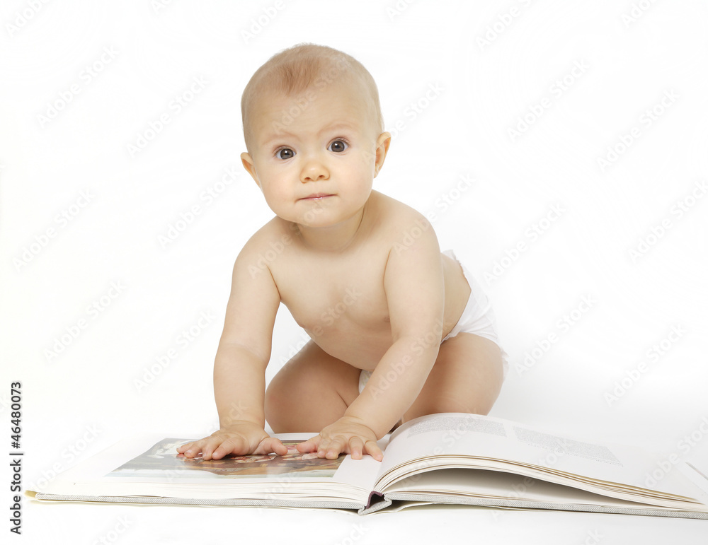 niemowle z książką - obrazy, fototapety, plakaty 