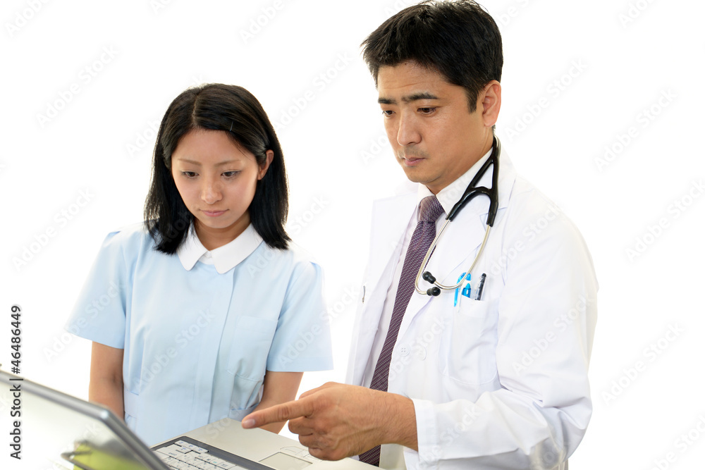 真剣な表情の医師と看護婦