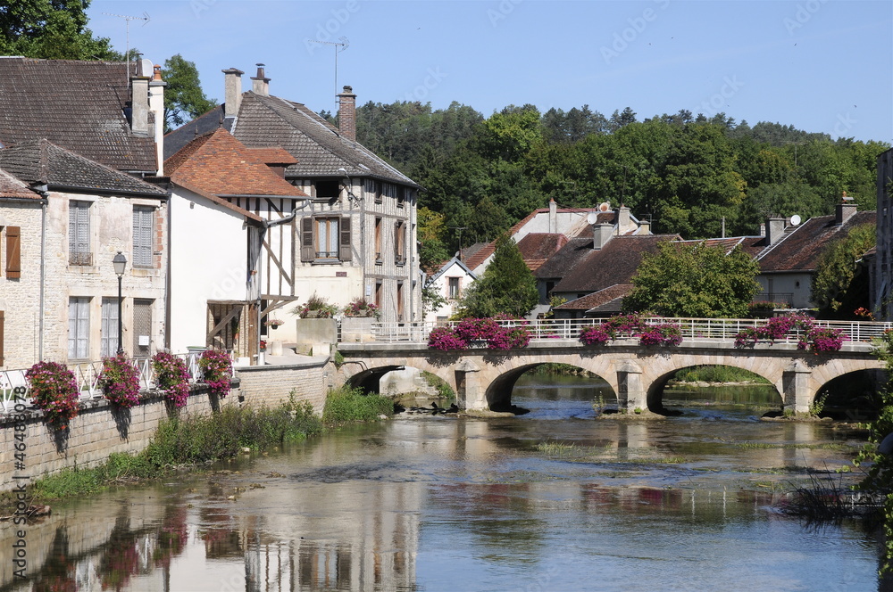 Fototapeta premium Essoyes_village au bord de la rivière Ource
