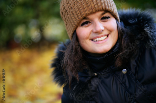 Portrait einer jungen glücklichen Frau im Park