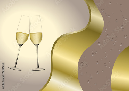 Prickelnder Sekt auf Gold als Hintergrund