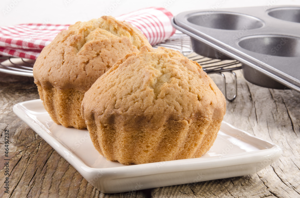 Naklejka premium frisch gebackene Muffins auf einem cremefarbenen Teller