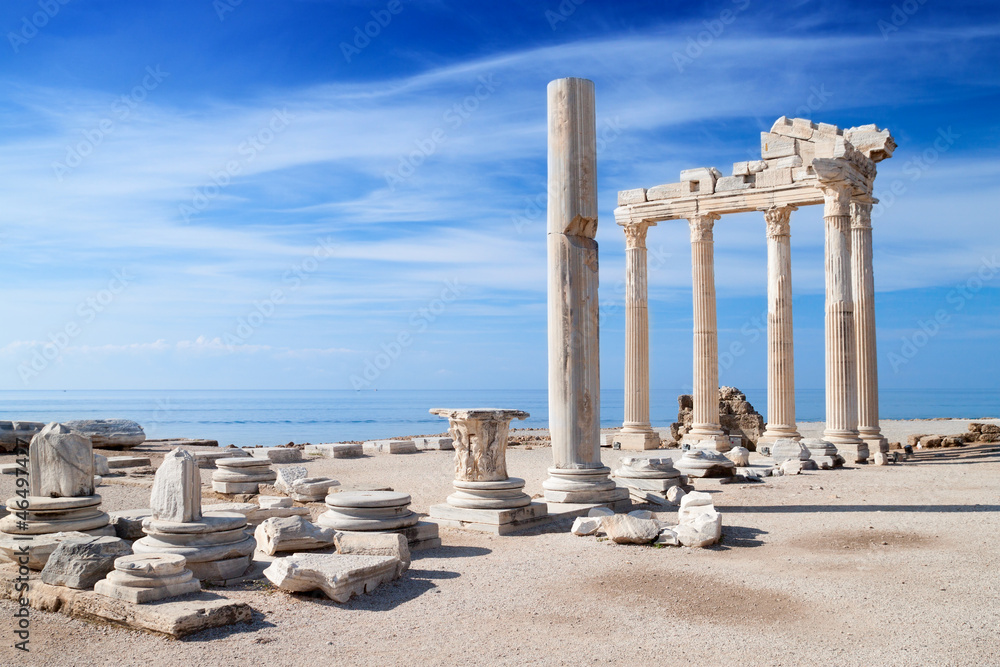 Obraz premium Świątynia starożytnych ruin Apollo