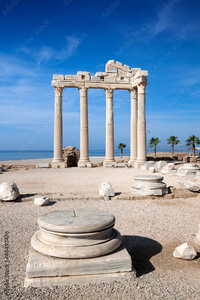 Naklejka premium Temple of Apollo ruins in Side Turkey.