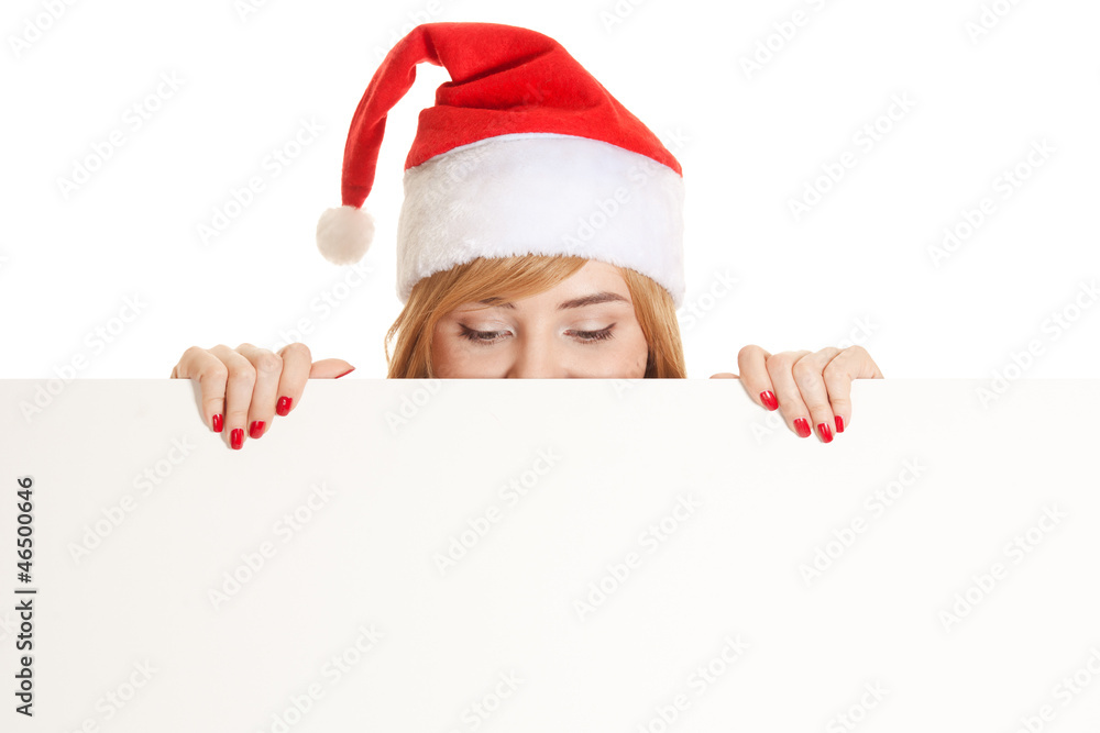 Xmas pretty woman peeking from behind blank sign billboard isola Xmas pretty woman peeking from behind blank sign billboard isola