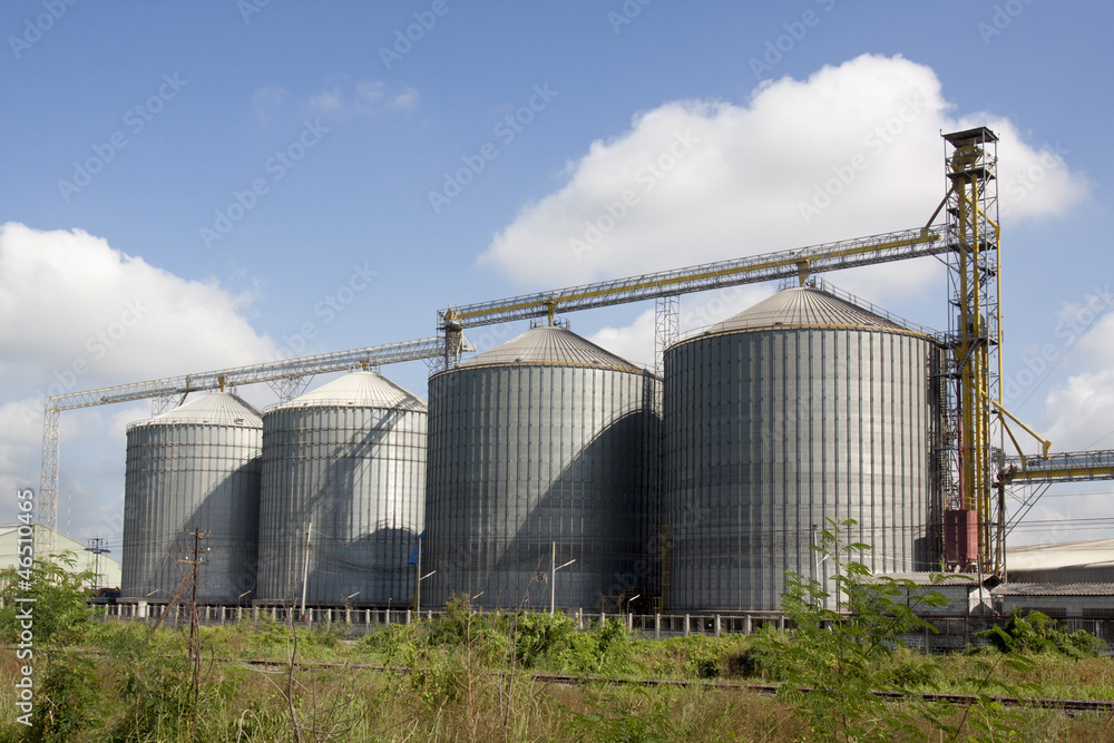 Fototapeta premium four silver silos