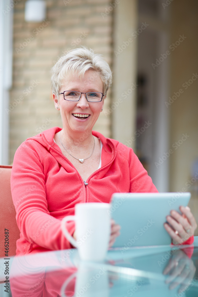 Erwachsene Frau mit Tablet PC Erwachsene Frau mit Tablet PC