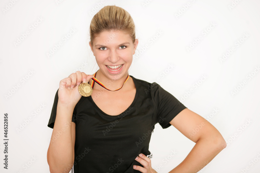 Junge sportliche Frau mit Goldmedaille