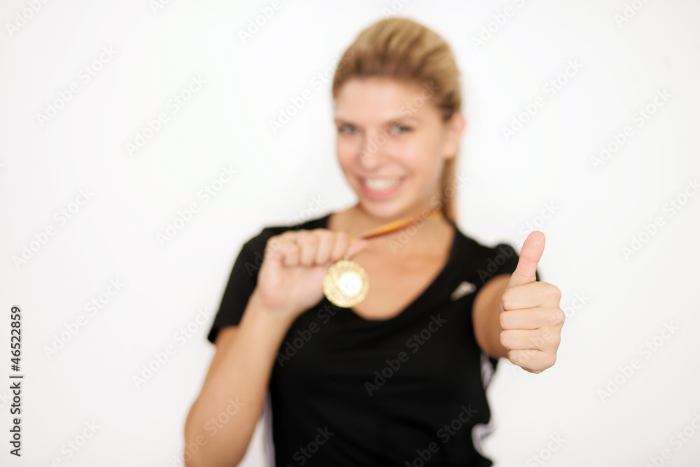 Junge Athletin präsentiert ihre Medaille
