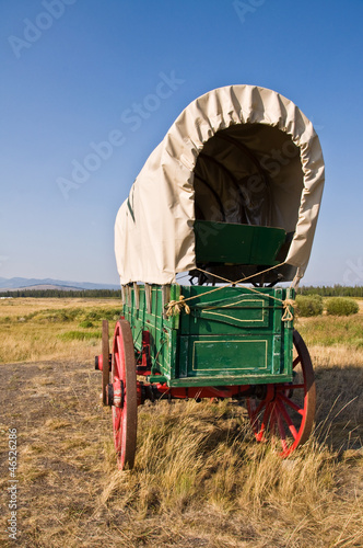 Chariot bâché de Western dans l'Ouest américain, wagon couvert des pionniers pendant la conquête de l'Ouest aux États-Unis d'Amérique photo