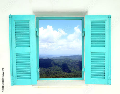 Fototapeta Okno w stylu greckim z widokiem na góry i niebo