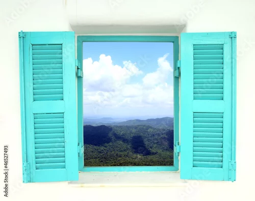 Fototapeta Okno w stylu greckim z widokiem na góry i niebo