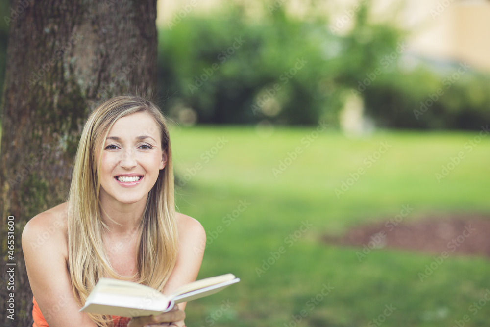 Obraz premium Buchlesen im Park