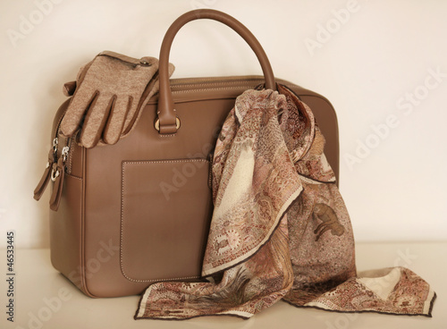 Wunderschöne Tasche kombiniert mit stilvollen Accessoirs photo