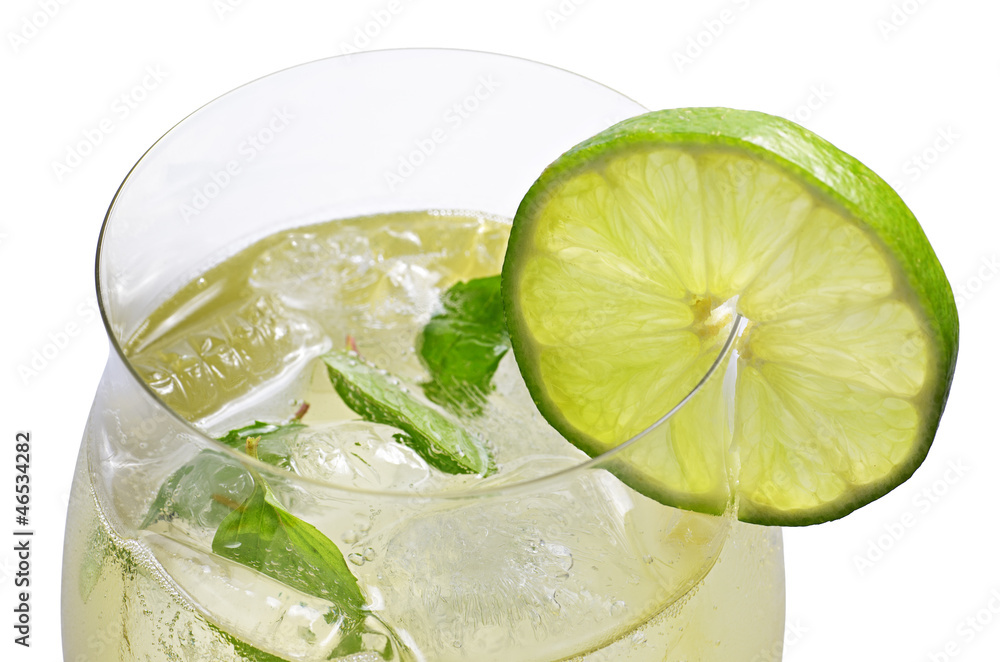 Aperitif mit Limetten und Minze in einem Weinglas Aperitif mit Limetten und Minze in einem Weinglas