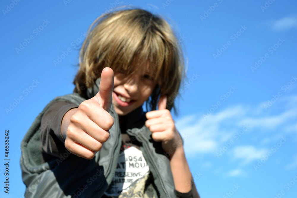 Portrait d'enfant heureux pouce levé Portrait d'enfant heureux pouce levé