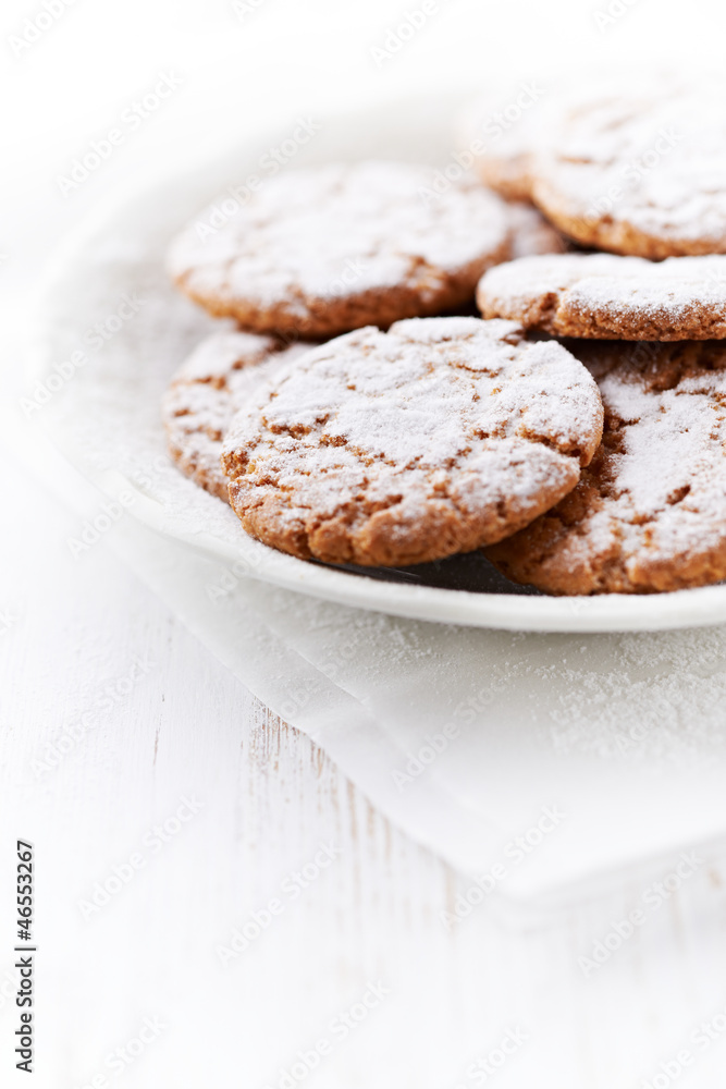 Crunchy cookies dusted with icing sugar