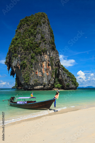 Long tail boat on beach, Thailand © Dmitry Rukhlenko