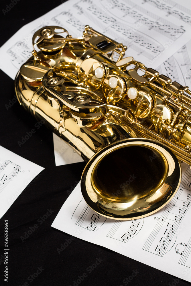 Fototapeta premium Saxophon mit Notenblätter