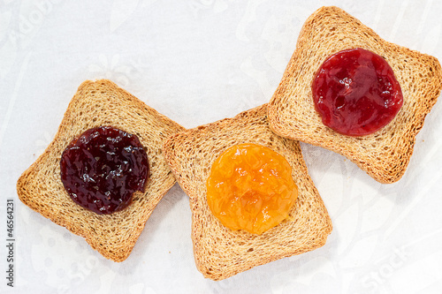 fette biscottate con marmellata