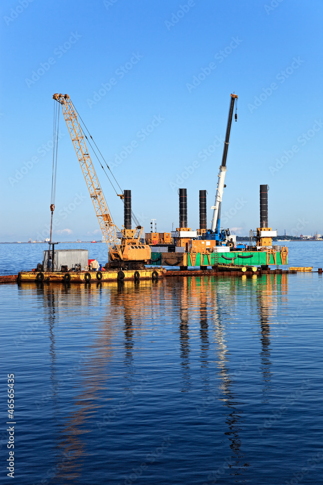 Floating dredging platform