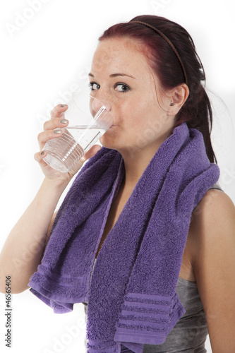 Junge Frau trinkt Mineralwasser