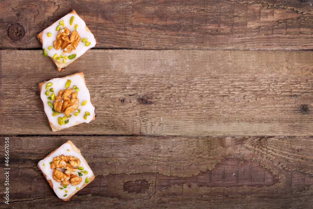 drei Weihnachtsplätzchen auf Holzboard drei Weihnachtsplätzchen auf Holzboard