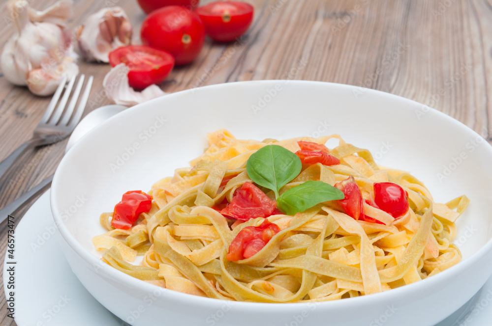 Pasta With Garlic and Tomatoes