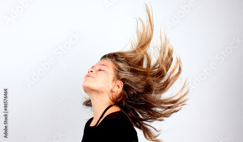 Petite fille cheveux au vent