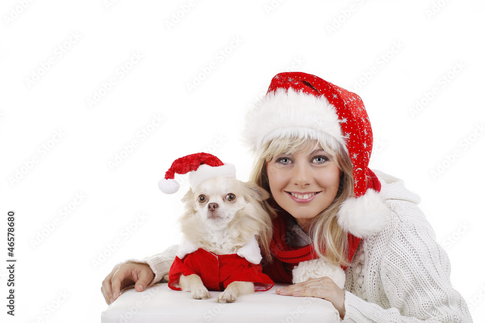 Frau und Hund tragen Weihnachtsmützen Frau und Hund tragen Weihnachtsmützen