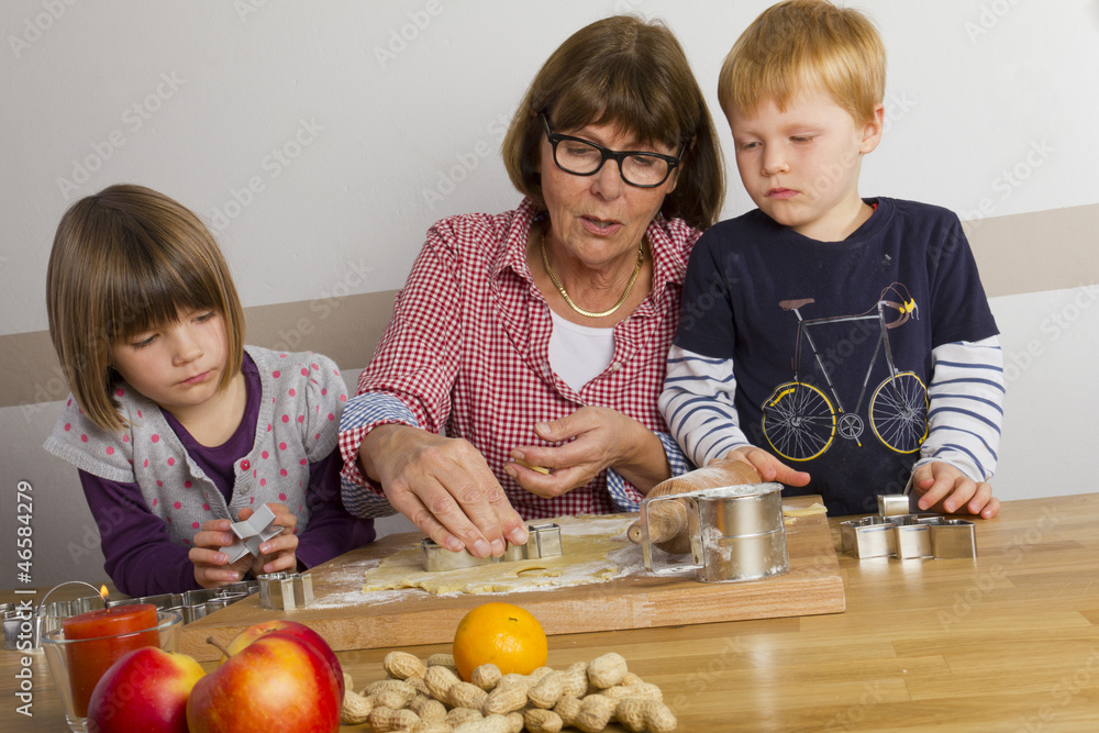 Fototapeta premium Oma und Enkelkinder backen
