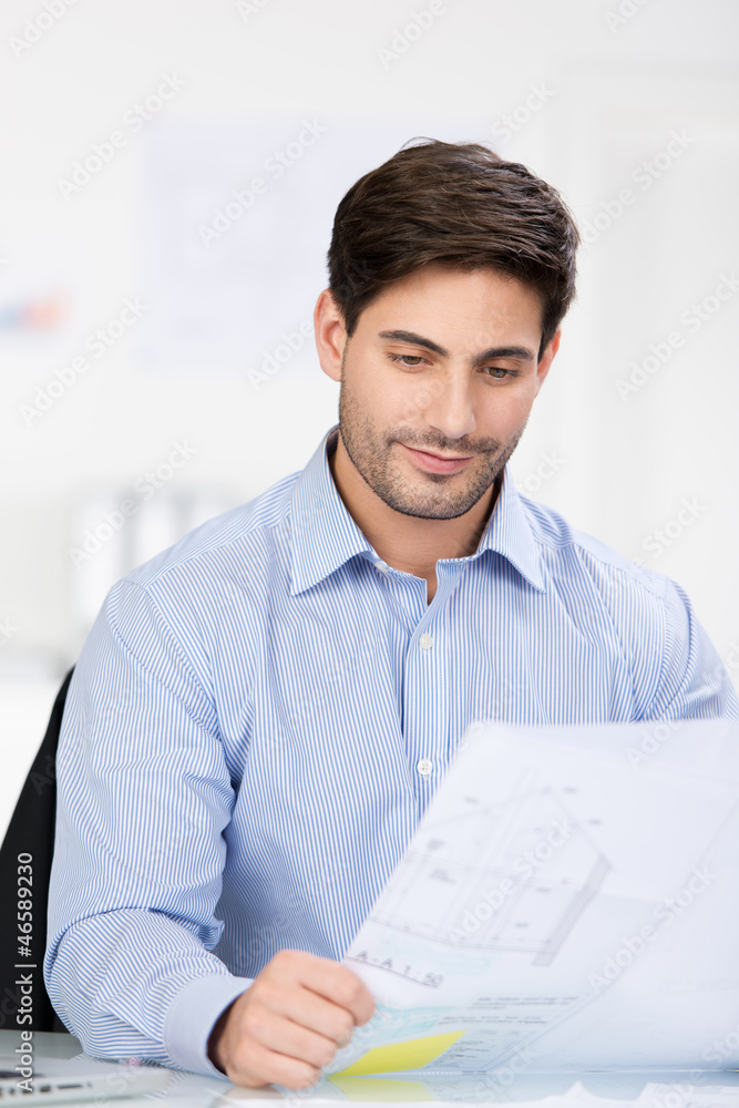 bauingenieur prüft einen bauplan bauingenieur prüft einen bauplan