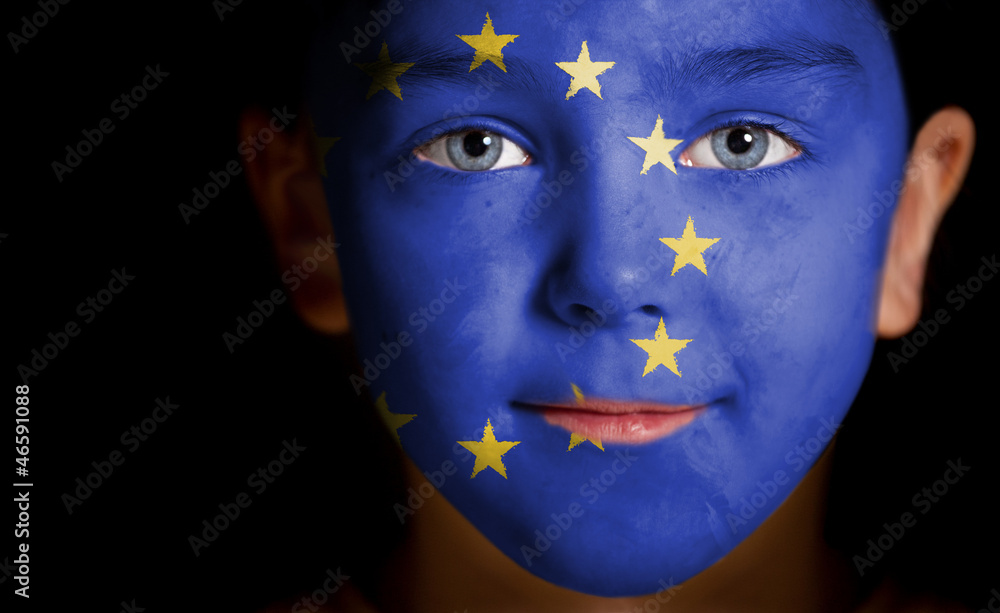 Naklejka premium Portret dziecka z pomalowaną flagą UE