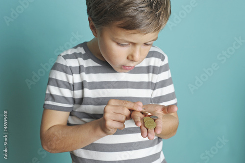 Kind zählt konzentriert sein Geld photo