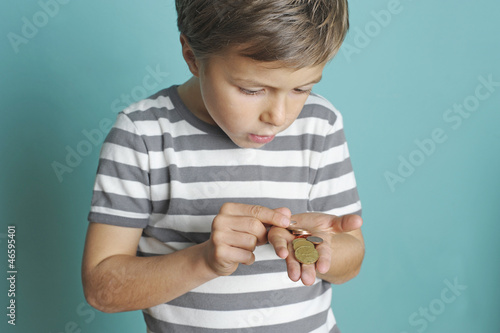 Cuadro en lienzo Kind zählt konzentriert sein Geld