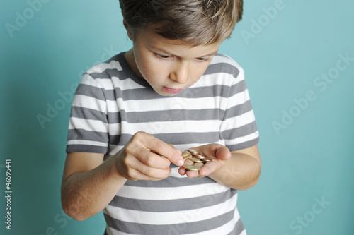 Kind zählt sein Taschengeld