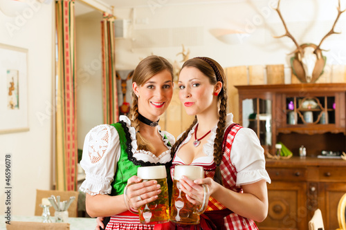 Zwei junge Frauen in Bayerischer Tracht in Restaurant