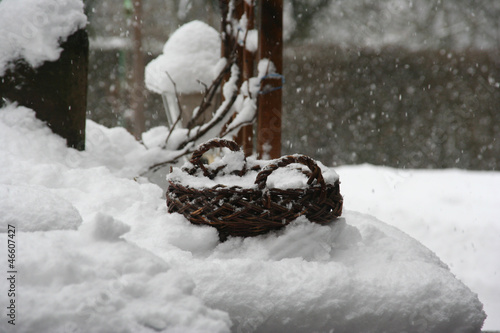 Korb im verschneiten Garten