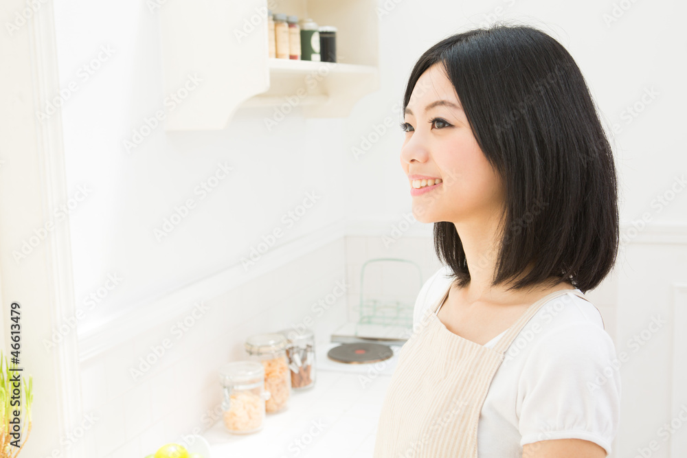 料理をする女性 料理をする女性
