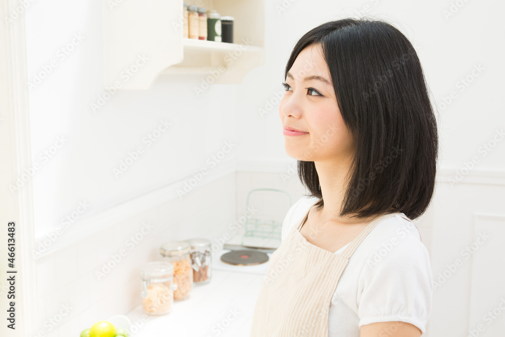 料理をする女性 料理をする女性