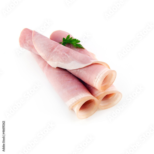 jambon de porc cuit sur fond blanc