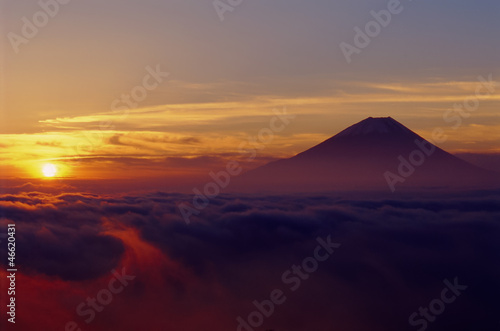 朝日に染まるうごめく雲海と富士山