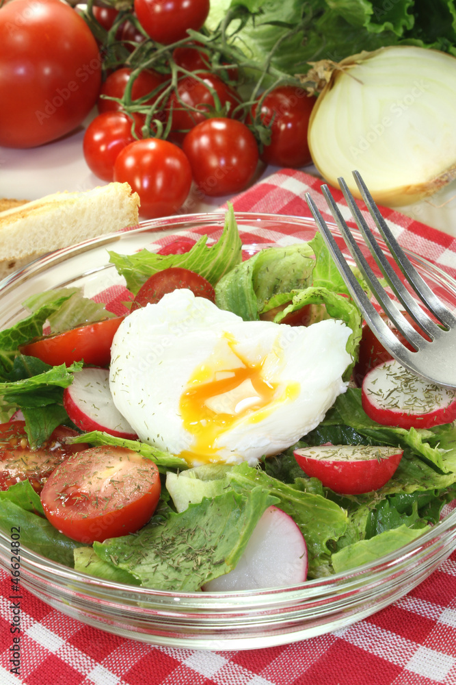 Salat mit pochiertem Ei und Zwiebeln Salat mit pochiertem Ei und Zwiebeln