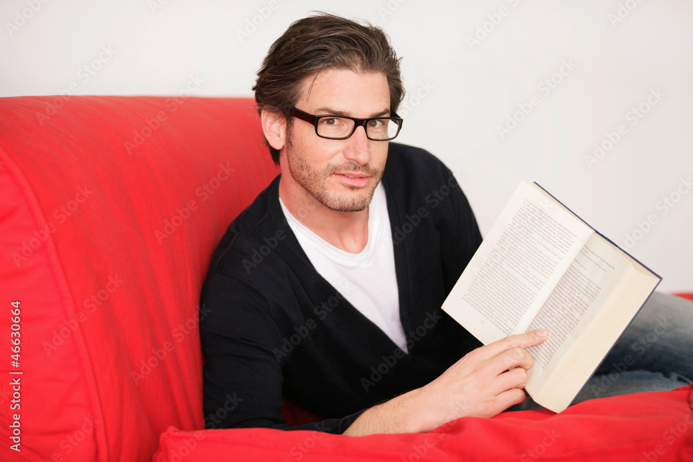 Obraz premium Junger Mann liest ein Buch