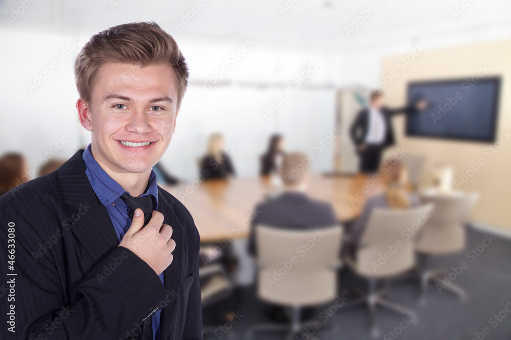 Geschäftsmann im Büro Seminar Porträt Geschäftsmann im Büro Seminar Porträt