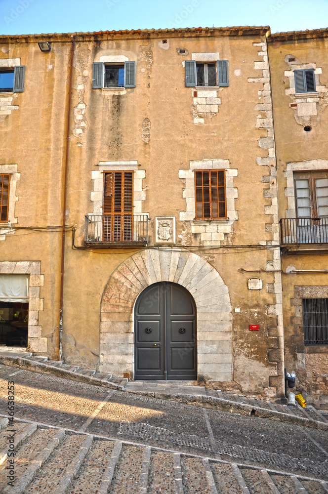 Girona, puerta en arco de medio punto con grandes dovelas